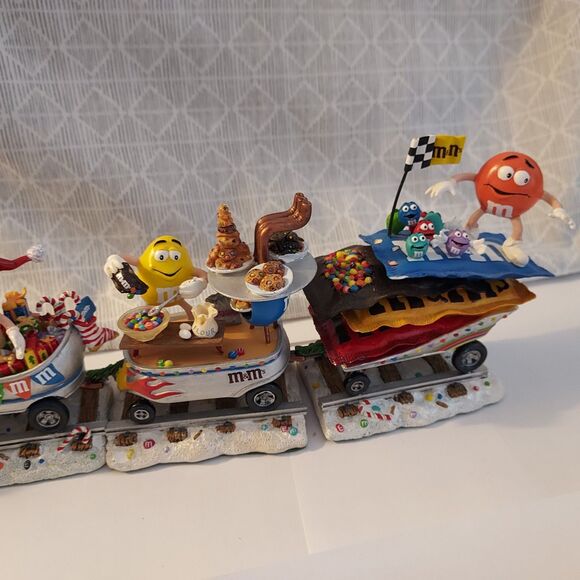 M&M's Danbury Mint Holiday Express YULETIDE FLYER 5 Piece Christmas Train Set - Picture 4 of 16